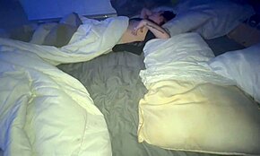 Madrastra dormida toma la polla de su hijastro en perreo casero apretado