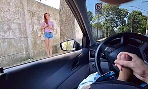 Masturbare Riscantă A Adolescentei Fierbinți Care Mă Privește La Stația De Autobuz