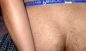 Montando Dildo Grosso com Ação de Close-Up Intenso para Máximo Prazer