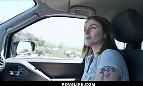 Drobná teen Rosalyn Sphinx dostává prcatou od uber řidiče v POV