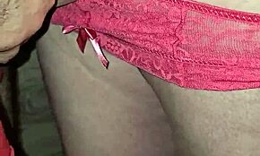 Lány szűz, szoros puncival nyög kurvaként az önkielégítés közben!