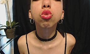 Ehi, guardami sbavare mentre metto il rossetto rosa caldo