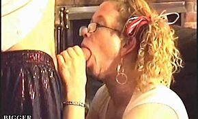 Хей, гледай тази секси червенокоска да слюнчи по огромната кура на учителя за дипломиране