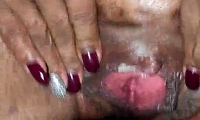 Hei, mau lihat memek aku dijariin di parkiran?