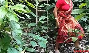 زوجات القرية المحلية مغامرة في الغابة الخارجية في فيديو رسمي