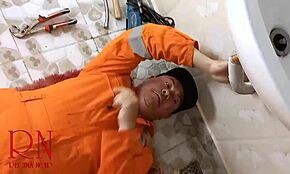 Dona de casa tira calcinha para seduzir encanador em cena quente