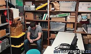 Gej złodziej sklepowy obspermiony przez monster kutasa! Złapany w bieliźnie z raw akcją!