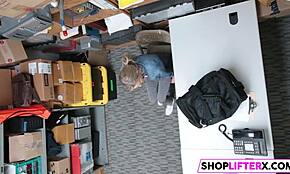 מתחננת לפושע על רחמים נכשלה במשרד בסקס אסור