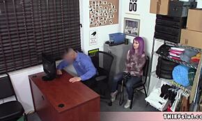 Ljubičasta bikerka uhvaćena u krađi i sada će joj mala 18+ pička biti uništena!