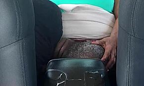 Näytän ison märän pilluni auki takapenkillä