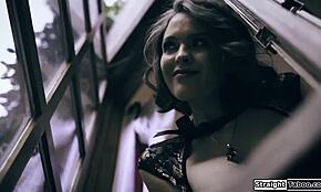 Házasságtörő milf elszökik gőzös menethez a kukkoló szomszéddal