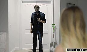 Papa kontrolliert Stieftochter gnadenlos für rohe, intensive Schlafzimmer-Dominanz.