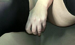 Velikoprsta hotwife Milky Mari masturbira plodno kosmato muco v kurbski obleki