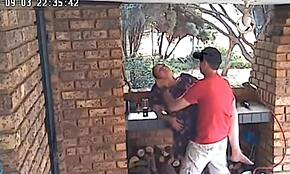 Üvey annemi en iyi arkadaşımla sert sikişirken yakaladım