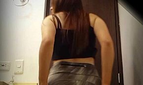 Vakoilen Miletiä, tyttöystäväni söpöä latinalaista ystävää kylpyhuoneessa minihameessa