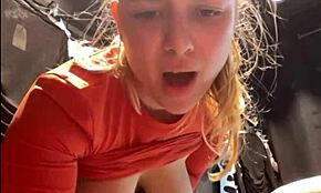 عمل ديلدو متطرف في غرفة تغيير عامة