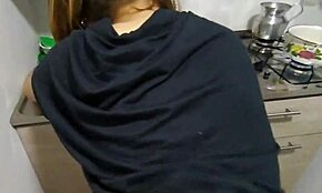 Moja macocha w kuchni, ale muszę ją wyruchać teraz! Chcę spuścić się w jej cipkę mocno. 😈