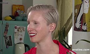 Oh, deze blonde meid houdt van spelen met dildo's elke dag