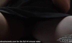 와! 뜨거운 18세 헤더가 시더 래피즈에서 공공장소에서 야하게 놀아!