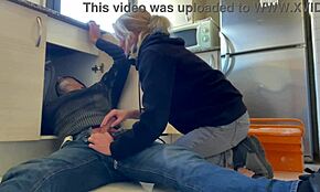 Gorąca żona ssie hydraulika głęboko w kuchni z wytryskiem