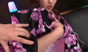 日本人の細身美女がクリ刺激されてから隠し撮りで激しい中出し騎乗