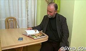 זקן מלקק כוס ורודה צעירה בסקס חובבני קשה