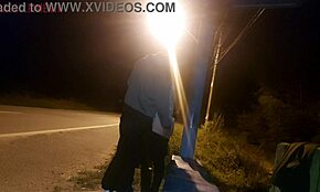 Le mostré mi culo grande a un extraño en la parada de autobús