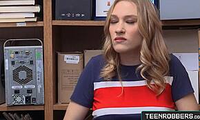 Şanslı adam sıcak genç hırsızı yakalayıp işte sert seks yapıyor