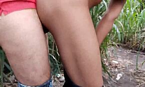 Mand Knepper Blandet Fyr Hårdt Midt i Stien