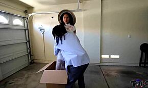 Poupée sexuelle asiatique robot déballée pour une baise interracial avec une filipina de 18 ans minuscule