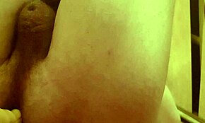 Questo Tipo Stimola Il Suo Culo Con Un Dildo In Bagno?