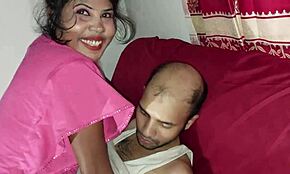 Fată sexy savurează lingerea pizdei înainte să călărească pulă masivă în Deshi Sex Partea 2