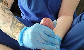 ممرضة بقفازات تعطي يدية في لاتكس مع مجموعة إطلاق نار