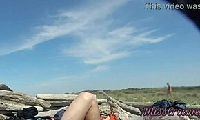 Exhibitionist milf runkar stor kuk på offentlig strand