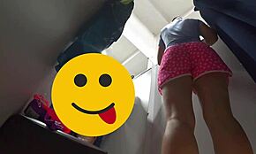 Piilokamera nappaa kurvit milfin isolla pyllyllä sovituskopissa. Voyeur kurkkii karvaista pawg:ia!