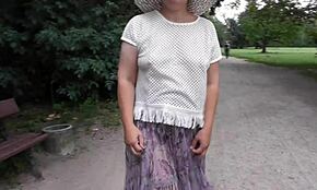 Frau blitzt behaarte Muschi in durchsichtigem Kleid im öffentlichen Park.