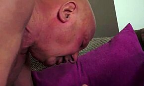 Srdcervúca chlpatá mladá šukaná tvrdo dedkom s cumom