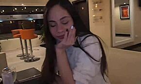 פוגש חבר ותיק במלון לשיחה חמה