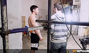 小伙艾弗里·门罗和亚历克斯·福克斯支配大鸡巴爸爸在野性群交