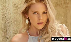 Blond skjønnhet Ora Young 18+ viser frem sin perfekte kropp i en solo introduksjon