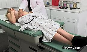 Starý doktor šuká horkou pacientku během prohlídky, wow!