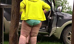 Wojerzysta łapie dwie dojrzałe lesbijki kręcące porno na zewnątrz z grubymi milf dużymi tyłkami za kulisami