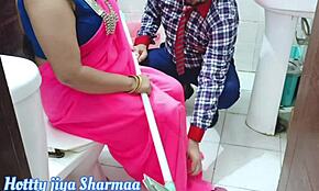 Tânărul școlar joacă un joc BDSM dur în baie cu mama și profesoara, inclusiv pişat!