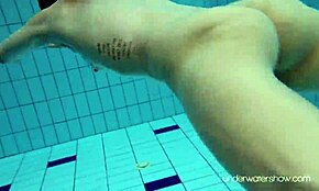 Roxalana Cheh, ta sexy zrzka, se mokří pod vodou s odhalenou těsnou kundičkou