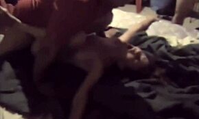 Horúca latina si užíva dva chuje v skupinovom sexe