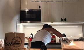 Hé Sylvia, waarom plaag je met perfecte tietjes op keuken cam? Die blote tepels zijn ongelofelijk!