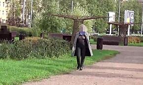 מילף לבושה ניילון מתהלכת עם שדיים גדולים בבגד שקוף