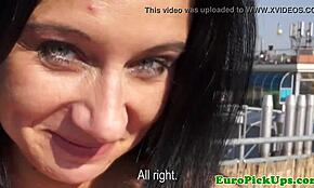 Срещнах брюнетка, която дразни с показване на путка и задник