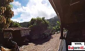 Amatør thai-teen Cherry suger stor hvid pik på hotel