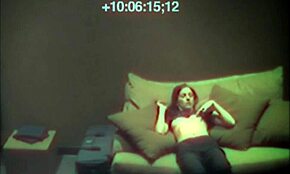 Hey babe, vil du se mig fingre min stramme fisse på sofaen?